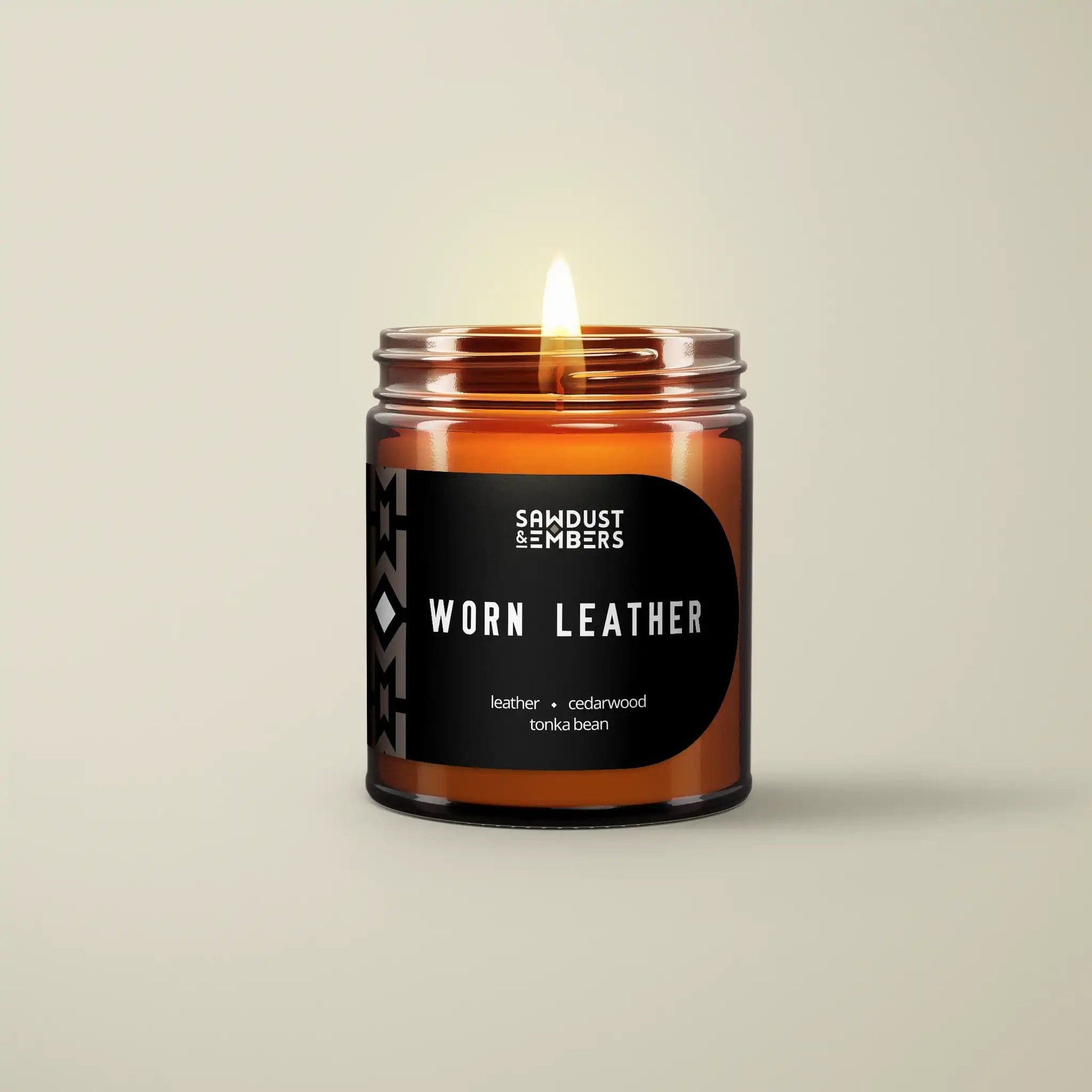 【楽天最安値に挑戦】 Worn Leather - Signature Candle | Sawdust & Embers アロマ・キャンドル